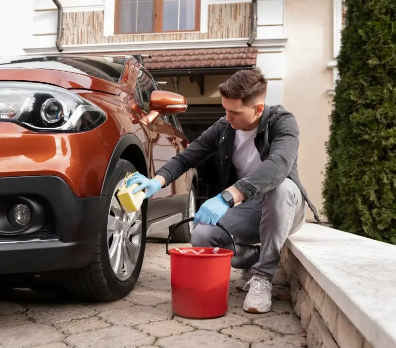 Lavage auto à domicile Loscouët-sur-Meu : professionnel intervenant sur un véhicule